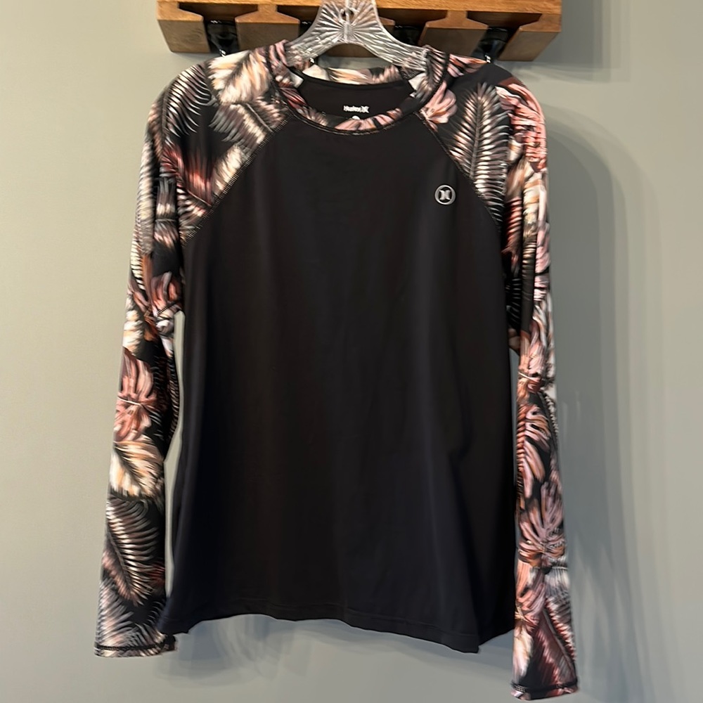 Woman’s Hurley XL rash guard UPF 50+ Top/swim shirt